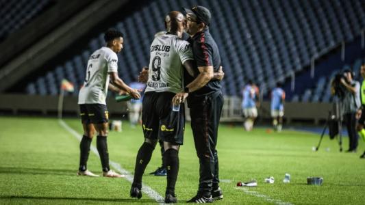 Enderson Moreira, técnico do Sport, cumprimentado por Vagner Love