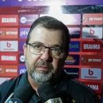 Enderson Moreira pede paralisação do futebol após violência na Vila Belmiro e São Januário: 'Estamos sendo escorraçados'
