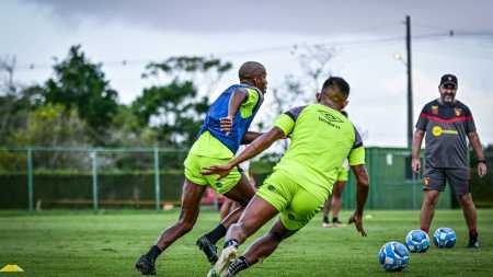Enderson Moreira vive momento de pressão no Sport
