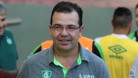 Enderson Moreira no comando do América em 2018, pelo Brasileirão