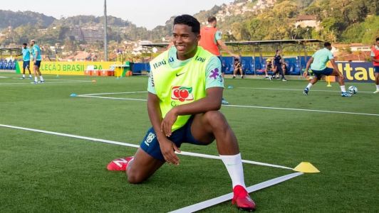 Endrick com chuteiras da New Balance em treino da Seleção Brasileira