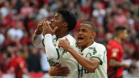 Endrick comemora primeiro gol do Palmeiras em Curitba, contra o Athletico