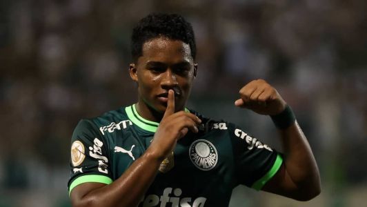 Endrick comemorou gol do Bragantino enquanto cortava o cabelo