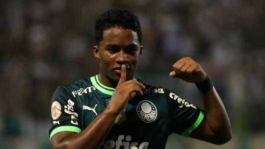 Endrick comemorou gol do Bragantino enquanto cortava o cabelo