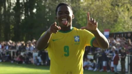 Endrick durante partida pela Seleção Brasileira de base