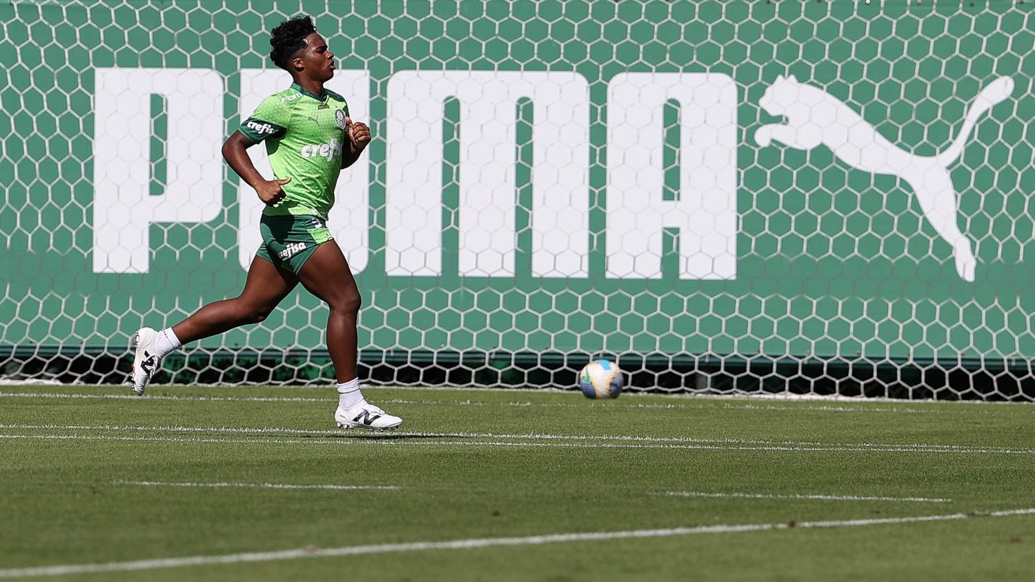 Após susto, Endrick treina em reapresentação do Palmeiras