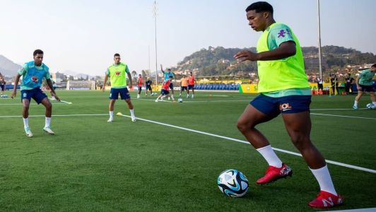 Endrick participa de treinamento na Granja Comary, no CT da CBF