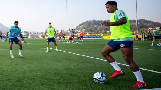 Endrick participa de treinamento na Granja Comary, no CT da CBF