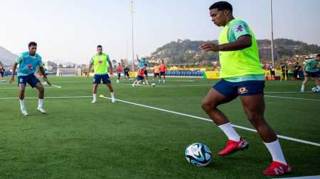 Endrick participa de treinamento na Granja Comary, no CT da CBF