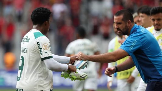 Endrick trocou de chuteiras em meio à partida entre Palmeiras e Athletico-PR