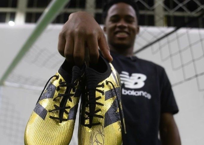 Endrick sorteia chuteiras autografadas no Instagram; saiba como participar