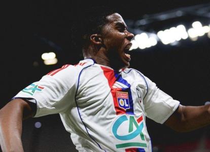 Endrick comemora gol pelo Lyon na temporada 2025/2026