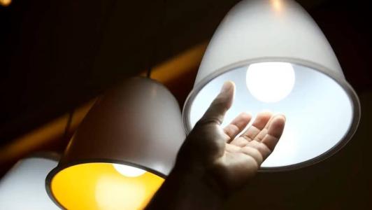 Além do SMS, a distribuidora orienta os consumidores a priorizar as solicitações de falta de luz pelo App Enel São Paulo ou site