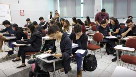 O candidato selecionado deverá comparecer à instituição de ensino na qual foi pré-selecionado, levando os documentos que comprovam as informações prestadas na ficha de inscrição.