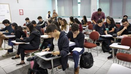 O candidato selecionado deverá comparecer à instituição de ensino na qual foi pré-selecionado, levando os documentos que comprovam as informações prestadas na ficha de inscrição.