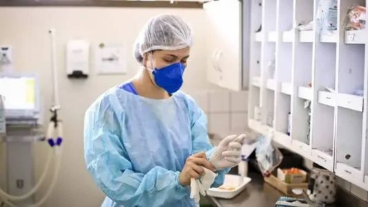 Enfermeira durante turno em hospital