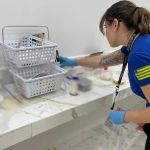 Enfermeira é investigada por procedimentos estéticos irregulares; pacientes foram hospitalizadas