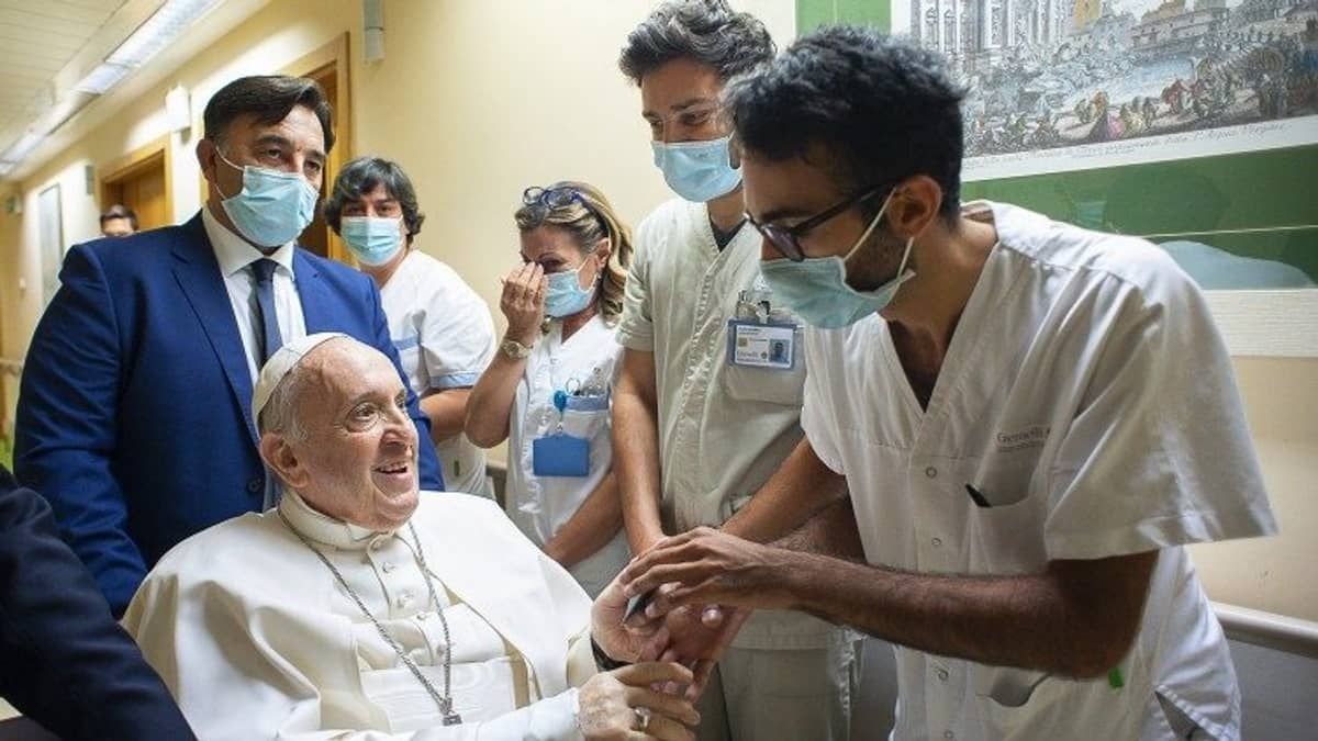 Papa Francisco pede para enfermeiros continuarem a cultivar 'ternura' com crianças da ala pediátrica  
