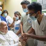 Papa Francisco pede para enfermeiros continuarem a cultivar 'ternura' com crianças da ala pediátrica