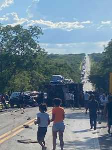 Dois caminhões e sete carros de passeio se envolveram no acidente que ocorreu na altura do km 439 da BR-135
