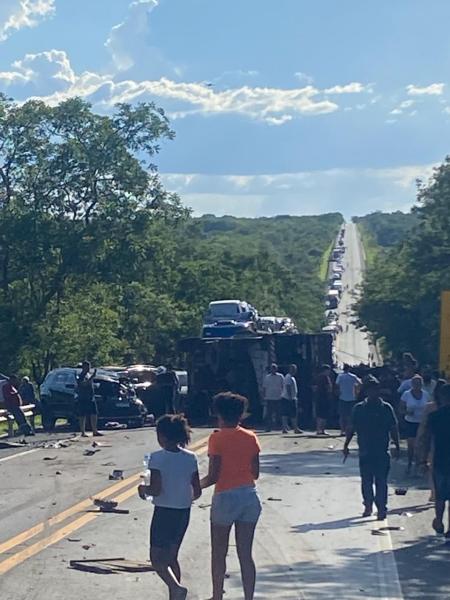 Dois caminhões e sete carros de passeio se envolveram no acidente que ocorreu na altura do km 439 da BR-135