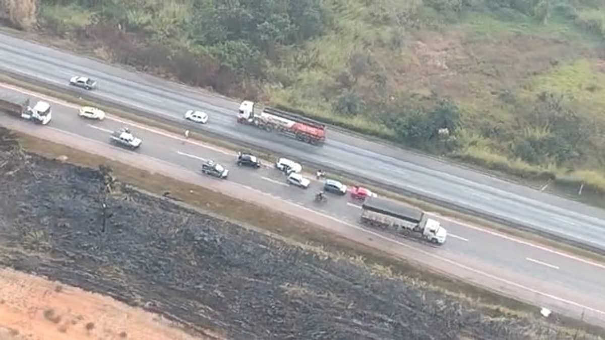 Engavetamento envolvendo cinco carros na BR-040 trava o trânsito e deixa uma pessoa ferida 