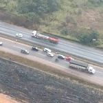 Engavetamento envolvendo cinco carros na BR-040 trava o trânsito e deixa uma pessoa ferida 