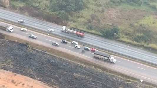 Engavetamento envolvendo cinco veículos na BR 040