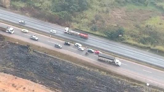 Engavetamento envolvendo cinco veículos na BR 040