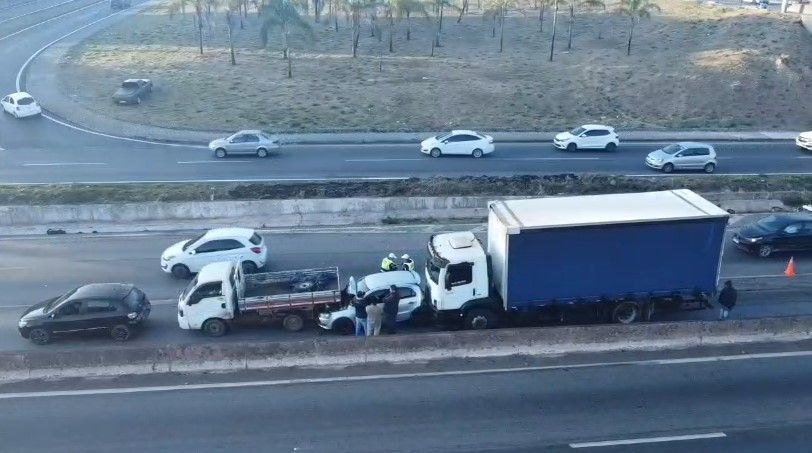 Acidentes no Anel Rodoviário deixam mulher morta, feridos e trânsito lento em BH