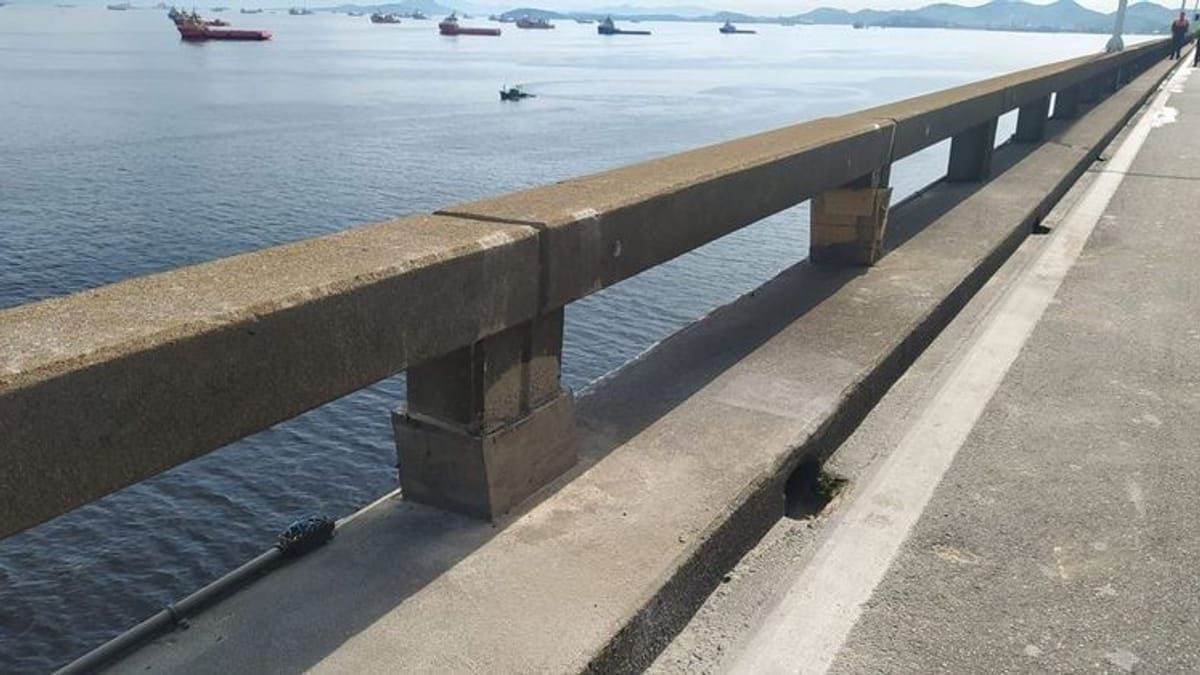 Navio que bateu na Ponte Rio-Niterói em 2022 deixa Rio de Janeiro