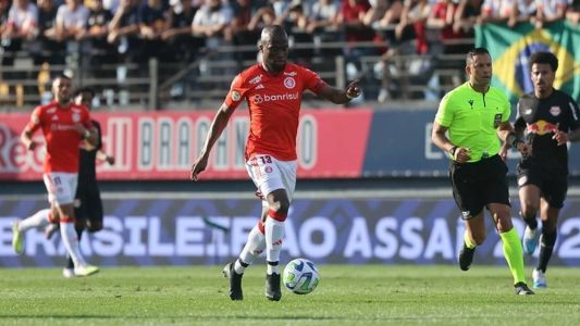 Enner Valencia em duelo com o Bragantino, no último domingo (23)