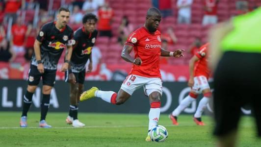 Enner Valencia sofreu e converteu o pênalti que deu a vitória ao Inter
