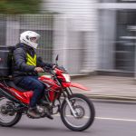 Mercado reduz projeção da Selic; governo estuda linha de crédito para entregadores