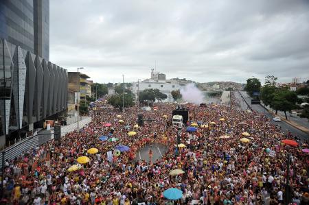 Foto mostra milhares de foliões acompanhando o 'Então, Brilha!', um dos maiores blocos de Belo Horizonte