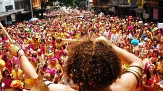 Então, Brilha! abre o sábado de Carnaval e arrasta milhares de foliões pelo centro de BH
