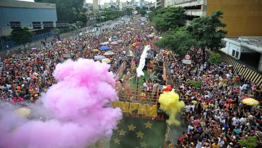 Foto mostra foliões no cortejo do bloco 'Então, Brilha!'
