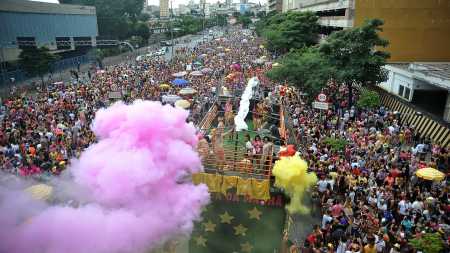 Foto mostra foliões no cortejo do bloco 'Então, Brilha!'