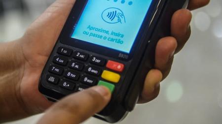 Especialistas recomendam criar um limite pessoal baseado na própria renda e capacidade de pagamento