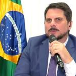 Após ordem de Moraes, Marcos do Val coloca tornozeleira e diz que confia no devido processo legal