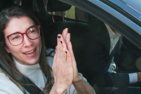 Vídeo: filhas de Silvio Santos agradecem presença de fãs no cemitério | CNN Brasil