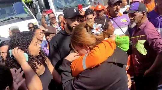 Familiares, amigos, músicos e milhares de fãs se despediram na manhã desta quinta-feira do cantor sertanejo Cristiano Araújo, morto aos 29 anos, vítima de um acidente automobilístico na madrugada dessa quarta (24).