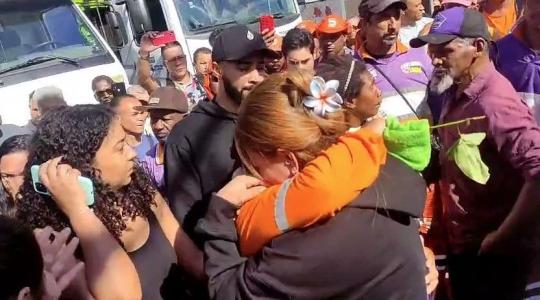 Familiares, amigos, músicos e milhares de fãs se despediram na manhã desta quinta-feira do cantor sertanejo Cristiano Araújo, morto aos 29 anos, vítima de um acidente automobilístico na madrugada dessa quarta (24).