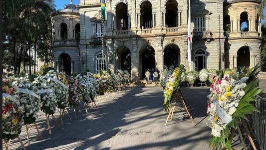 Entrada do Palácio ficou coberta de coroas de flores