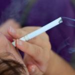 Adolescentes compram cigarro em comércios autorizados, mesmo venda sendo proibida para faixa etária