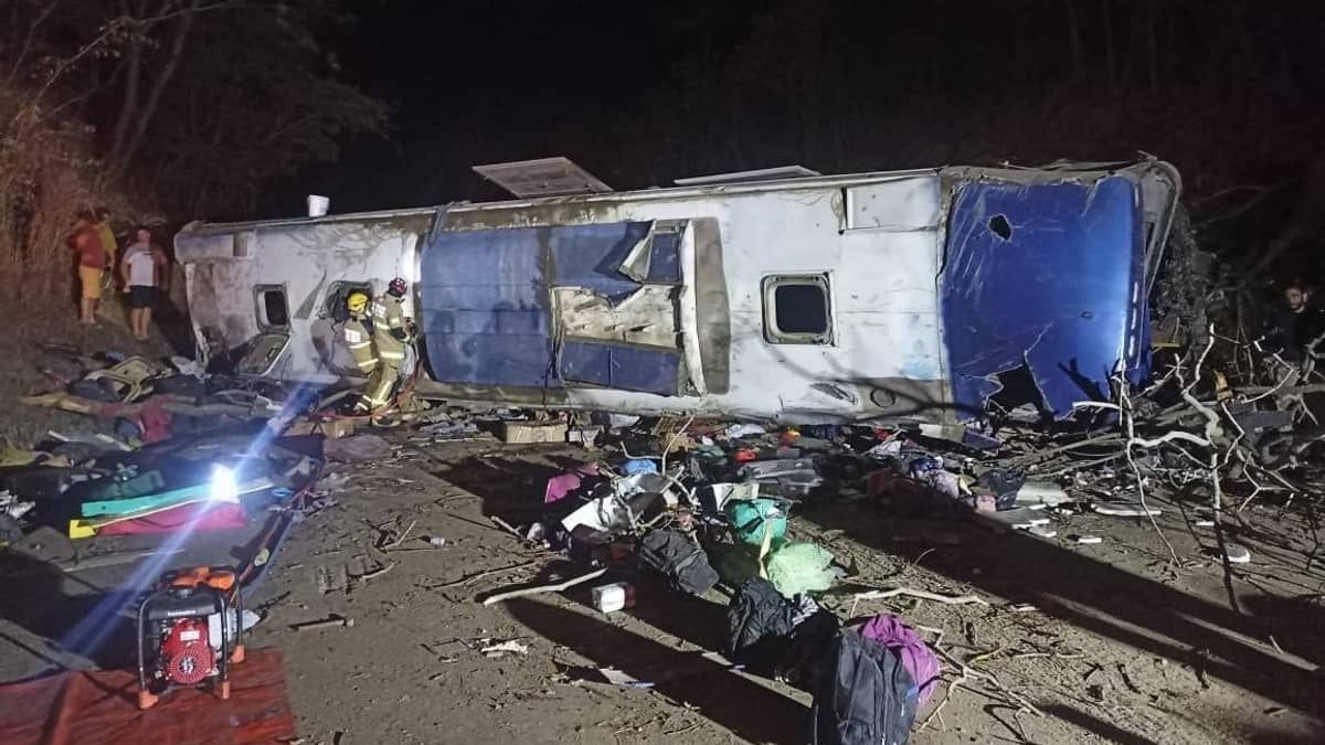 Acidente grave com ônibus de turismo mata duas pessoas e fere outras dezenas na BR-251 no interior de Minas  