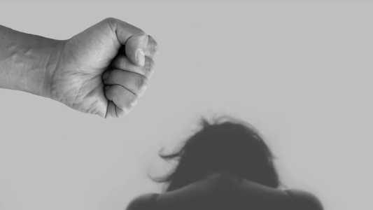Entre janeiro e junho, foram 90 tentativas e 71 consumações de feminicídio em Minas