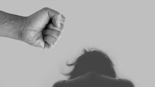 Entre janeiro e junho, foram 90 tentativas e 71 consumações de feminicídio em Minas