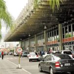 FBI alerta para riscos de carregar celular em rodoviárias e aeroportos; entenda