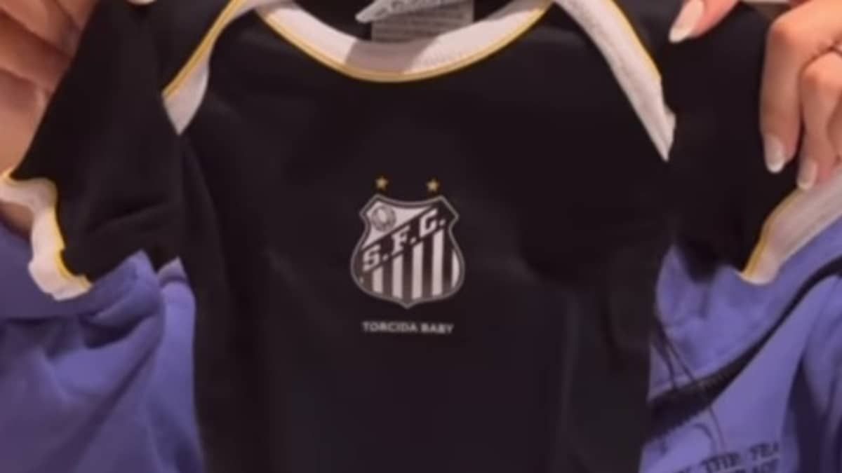 Filha de Neymar recebe roupa do Santos; veja vídeo
